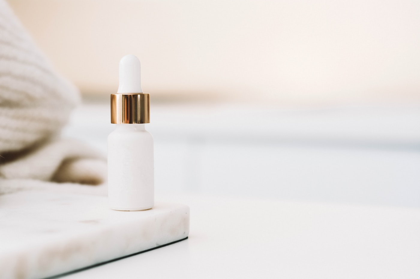 Beyaz zeminde minimal serum şişesi